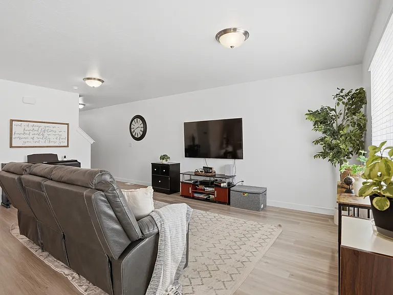 347 N Angus Dr — Photo 12