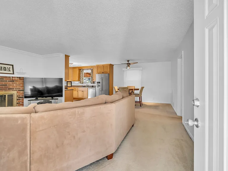3811 Acorn Ave — Photo 4