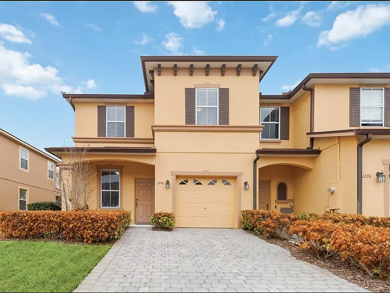 1240 Retreat View Cir — Photo 1