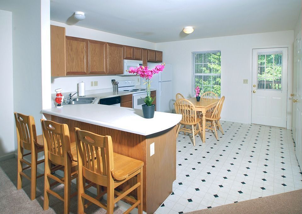 Kitchen/Island/Dining Area