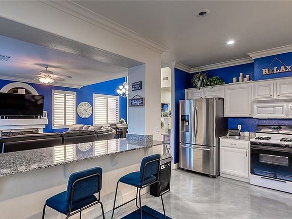 4th image of 266 Paloma Vista St