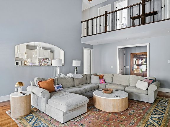 5th image of 9 Bedford Cir