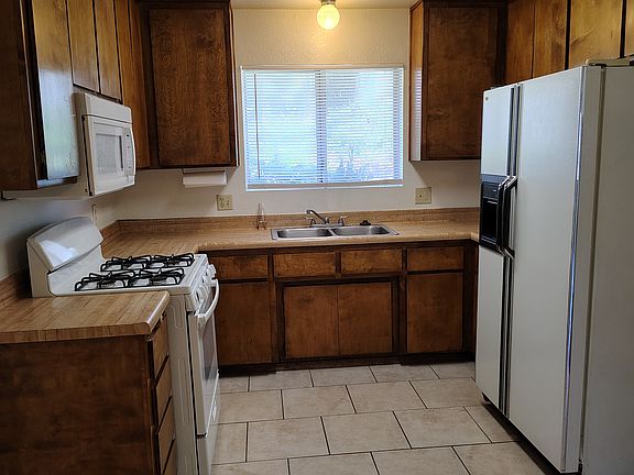 3rd image of 21039 Santa Barbara Dr APT C