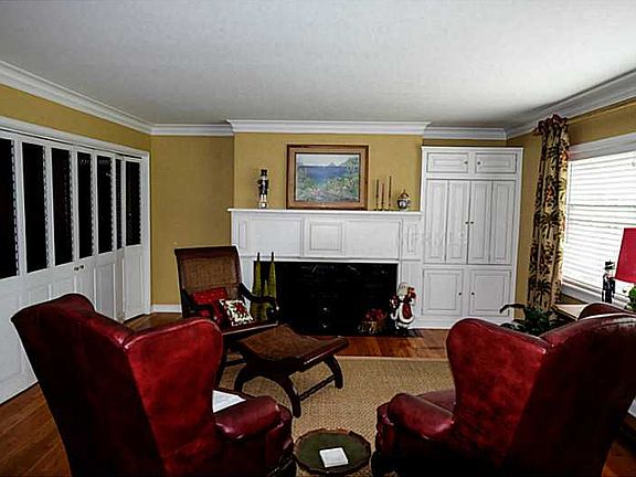 2nd image of 2311 Hawthorne Trl