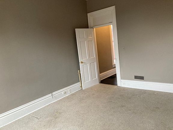5th image of 625 1/2 E Oak St