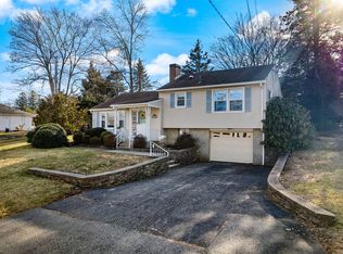 30 Wintergreen Dr, Quaker Hill, CT 06375