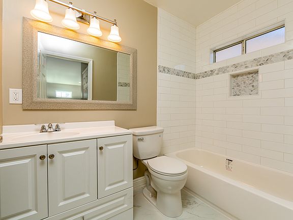 4th image of 12328 Menlo Ave