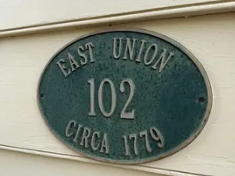 102 E Union St — Photo 4