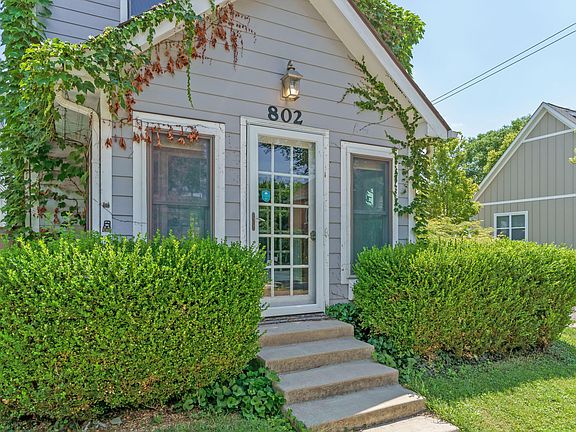 3rd image of 802 Bruck St