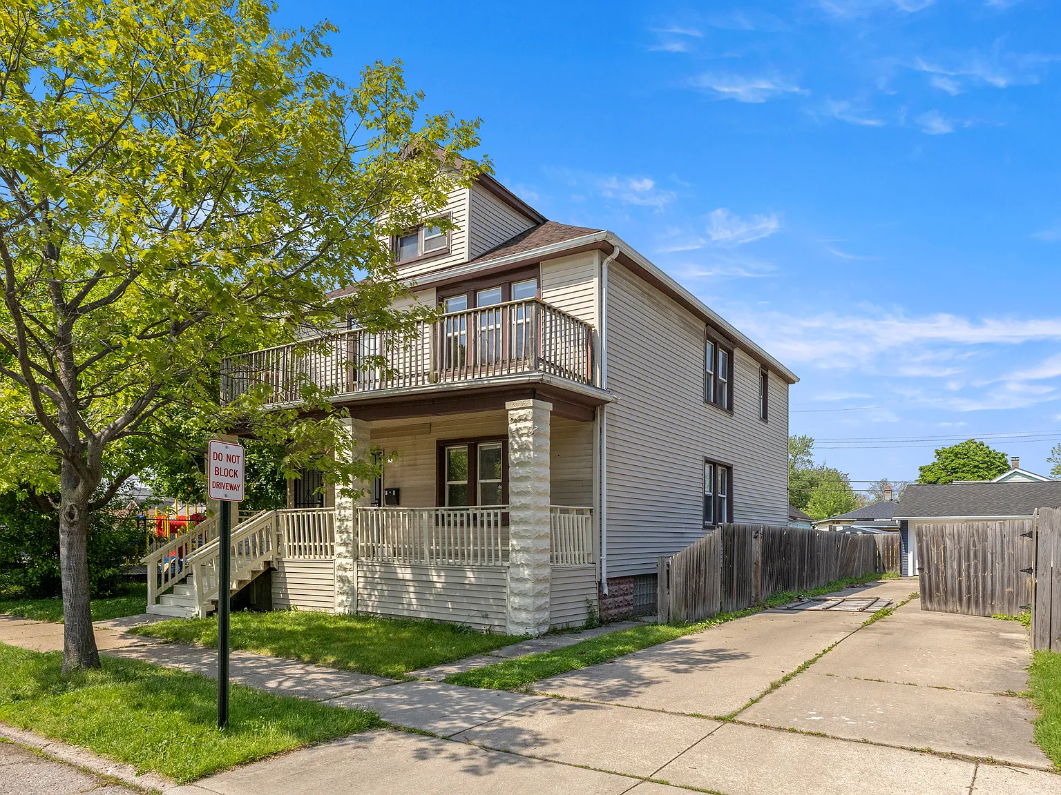 5 bed, 1900 sqft, $2,000 — Photo 1