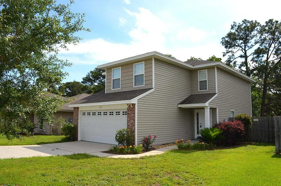 3 bed, 2.5 bath, 1717 sqft, $2,200 — Photo 2
