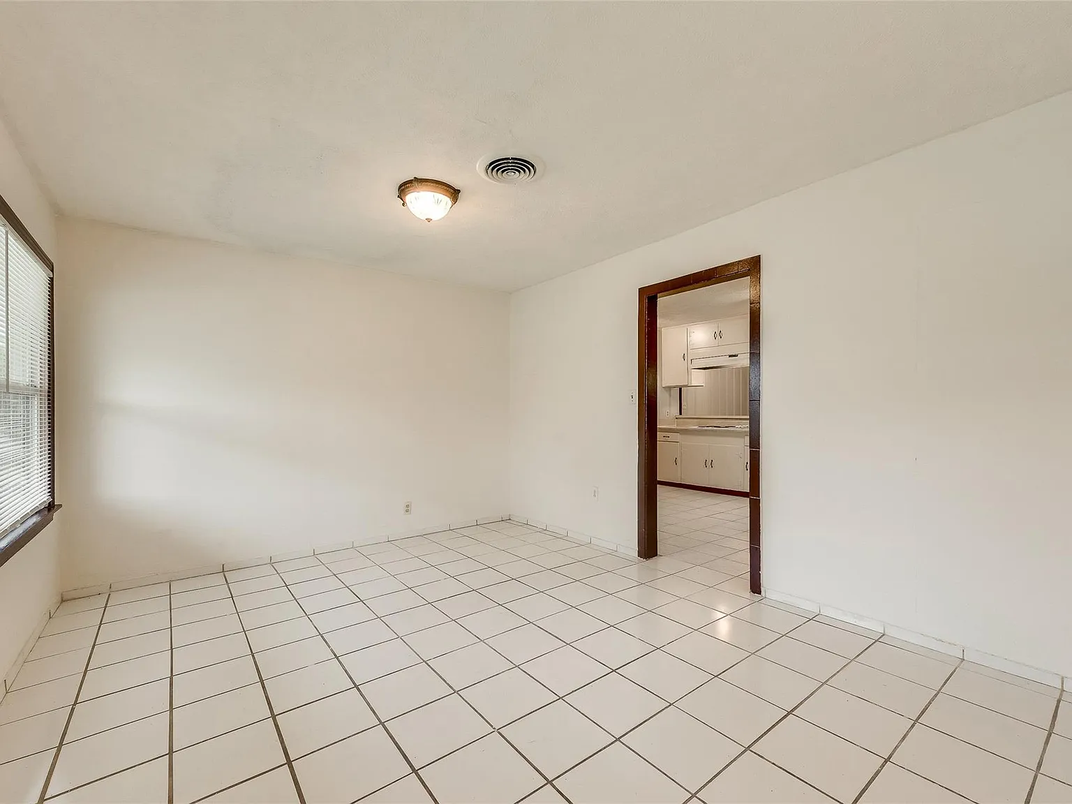 3 bed, 2.0 bath, 1903 sqft, $1,700 — Photo 3