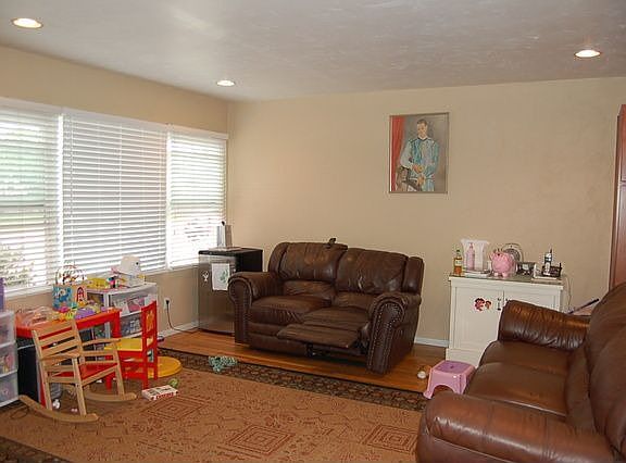 2nd image of 3934 Donna Ave