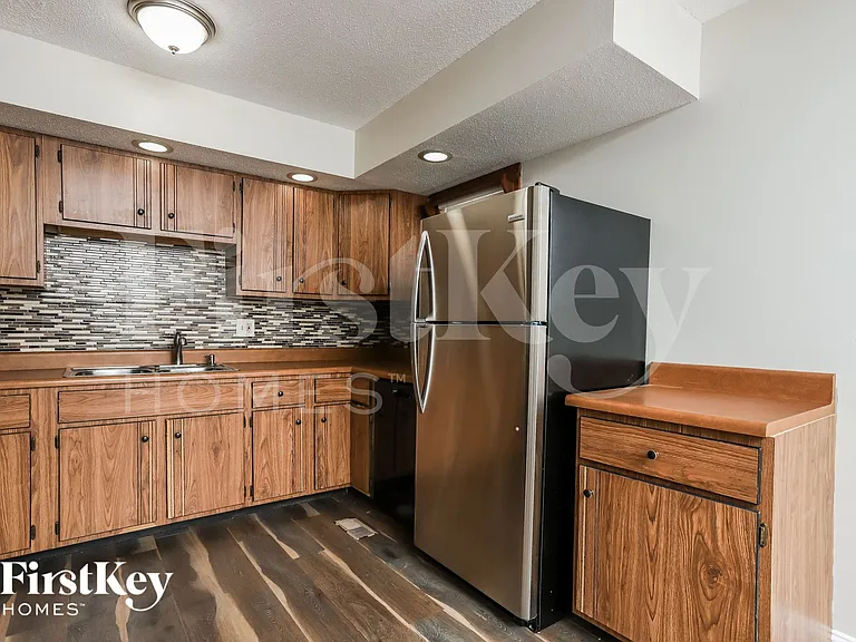 405 Montbrook Dr — Photo 8