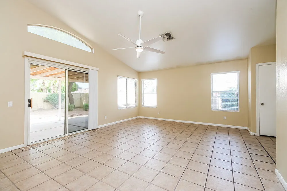 3 bed, 2.0 bath, 1234 sqft, $2,155 — Photo 3