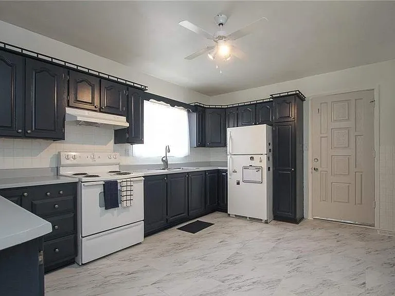 366 Bessie Ave — Photo 5