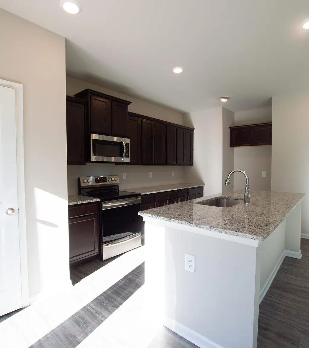 4 bed, 2.5 bath, 2100 sqft, $2,285 — Photo 4