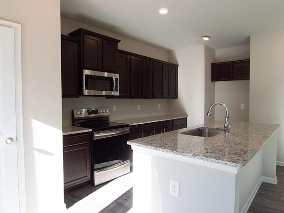 4th image of 14 Briarwood Dr E