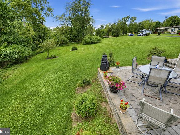 3rd image of 541 Springhouse Ct