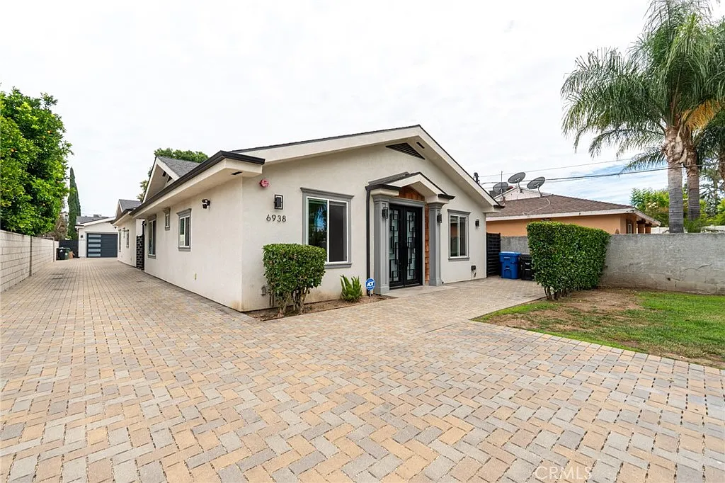 3 bed, 1200 sqft, $3,600 — Photo 2