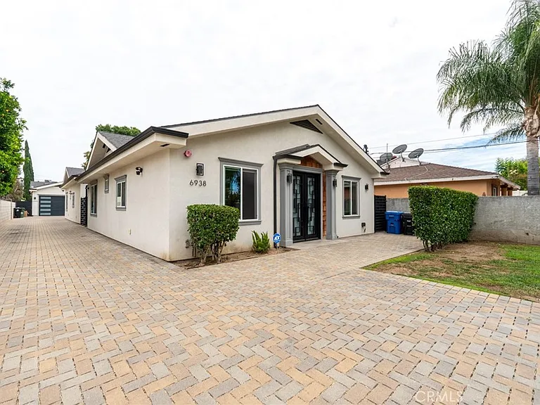 6938 Peach Ave — Photo 2