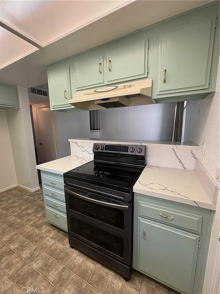2 bed, 1.5 bath, 1242 sqft, $2,095 — Photo 3