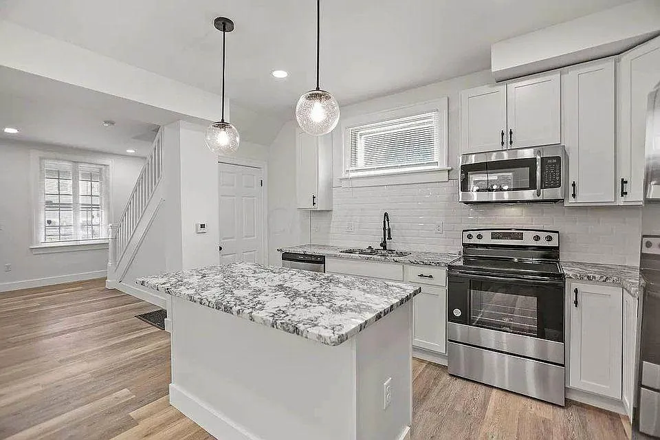 852 Oakwood Ave — Photo 3