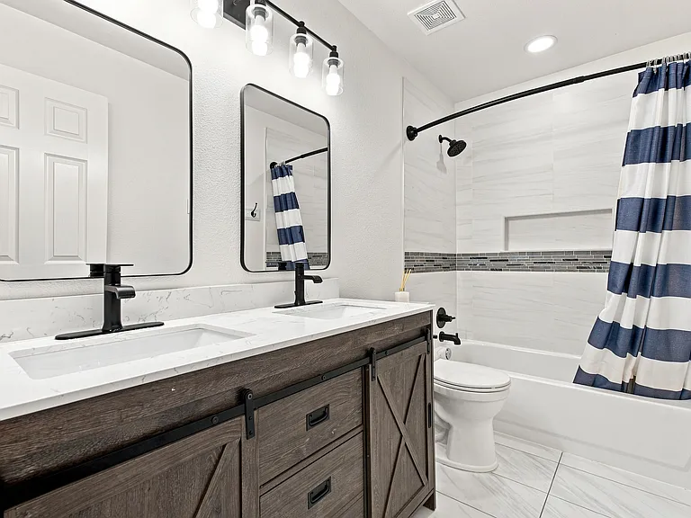2445 Clayton Cir — Photo 31
