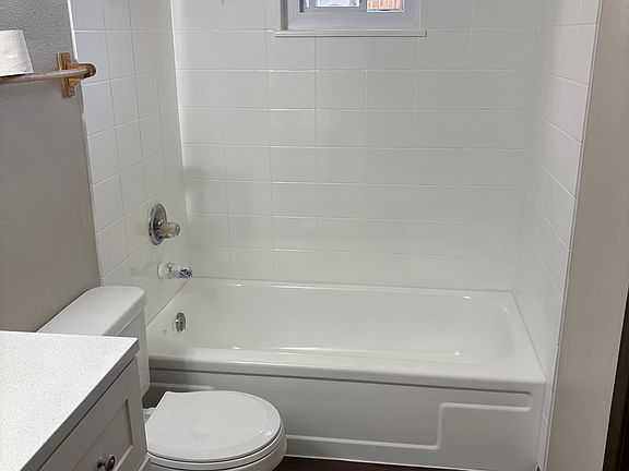 3rd image of 1716 Cambridge Dr #1716