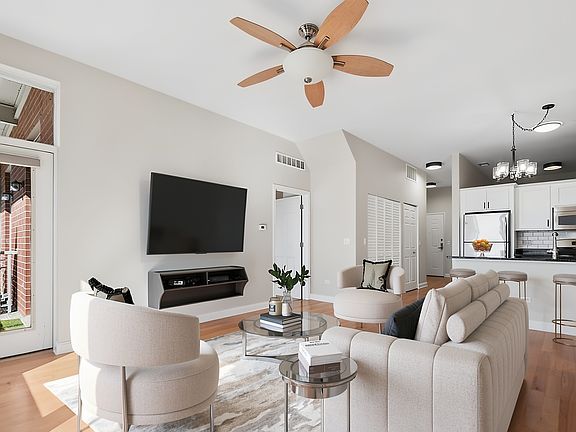 2nd image of 2035 S Indiana Ave APT 405