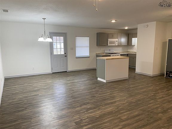3rd image of 124 James Dr