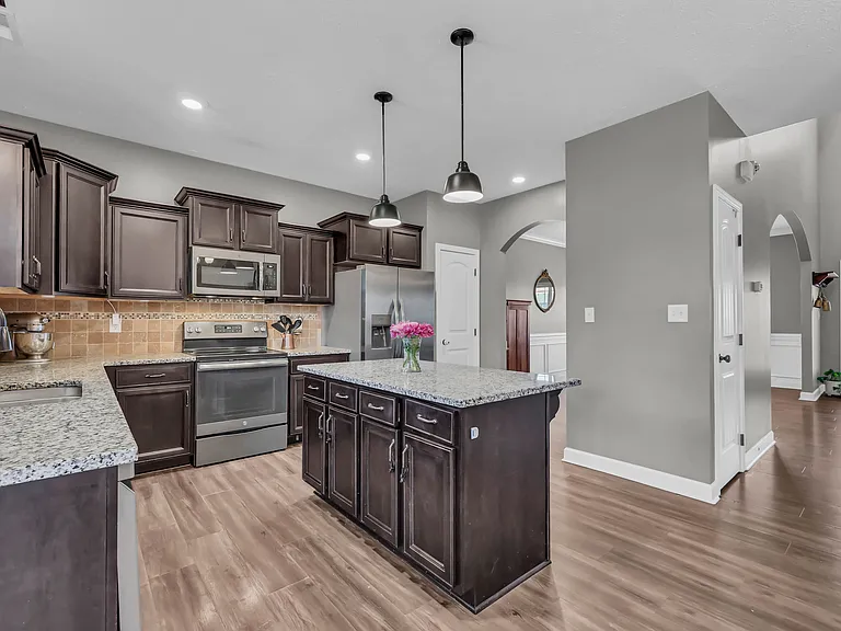 109 Easton Dr — Photo 7