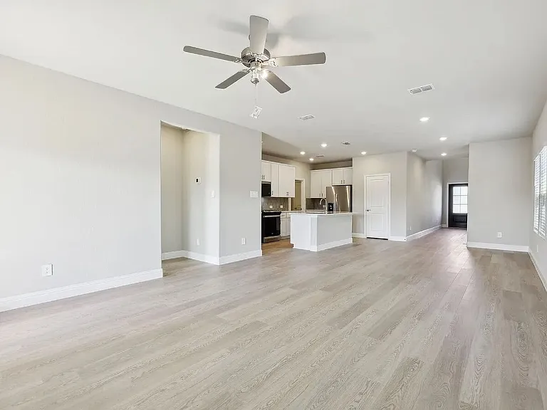 707 Hemingway Ln — Photo 4