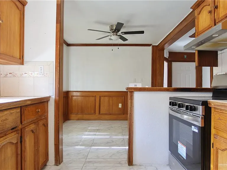 927 E Salazar St — Photo 2