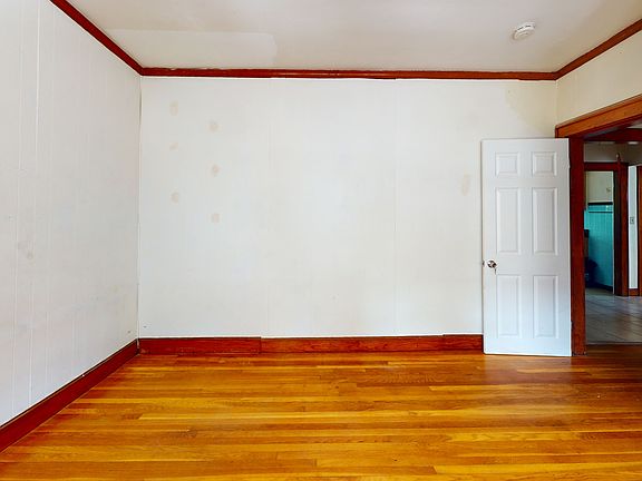 4th image of 48 Oak St