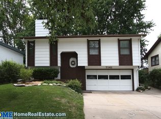 7141 Yosemite Dr, Lincoln, NE 68507