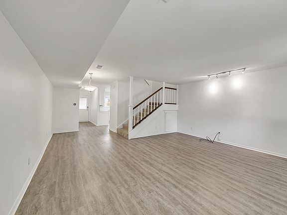 5th image of 403 W 4th St