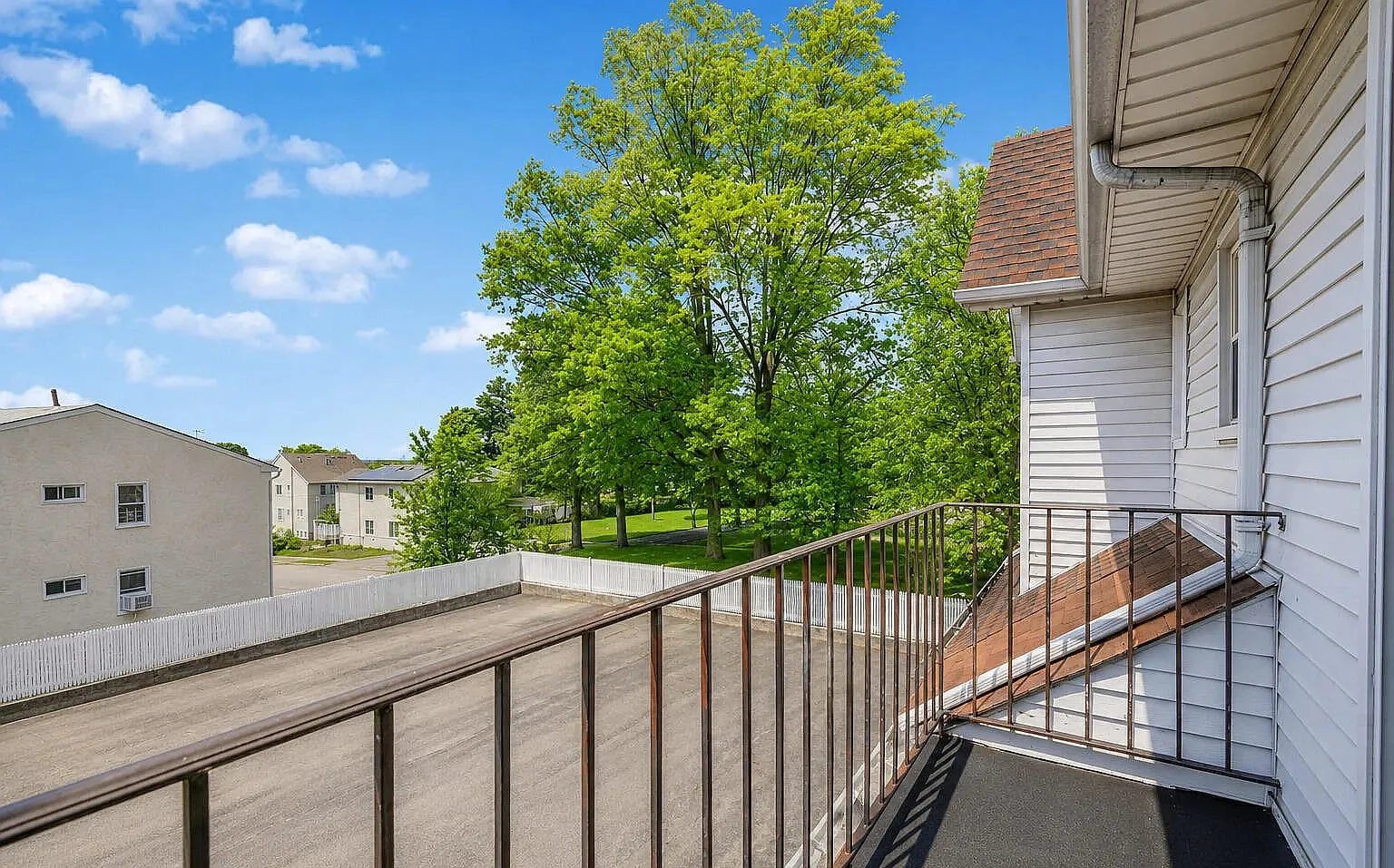 Charming 2-Bedroom Townhouse in Desirable Westerleigh — Photo 3