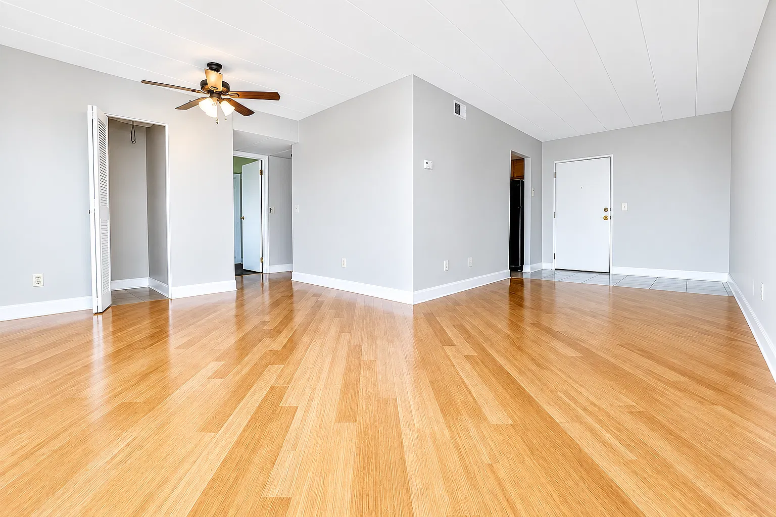 1088 Greentree Rd — Photo 2