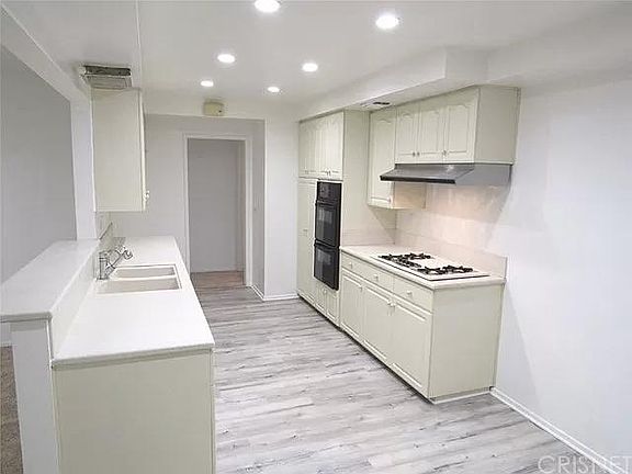 4th image of 7901 Farralone Ave
