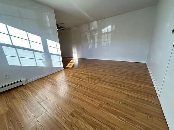 2nd image of 17 Huguenot St APT 1