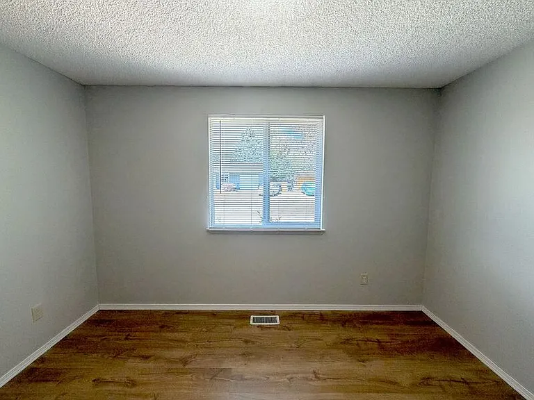 410 Crona St — Photo 15