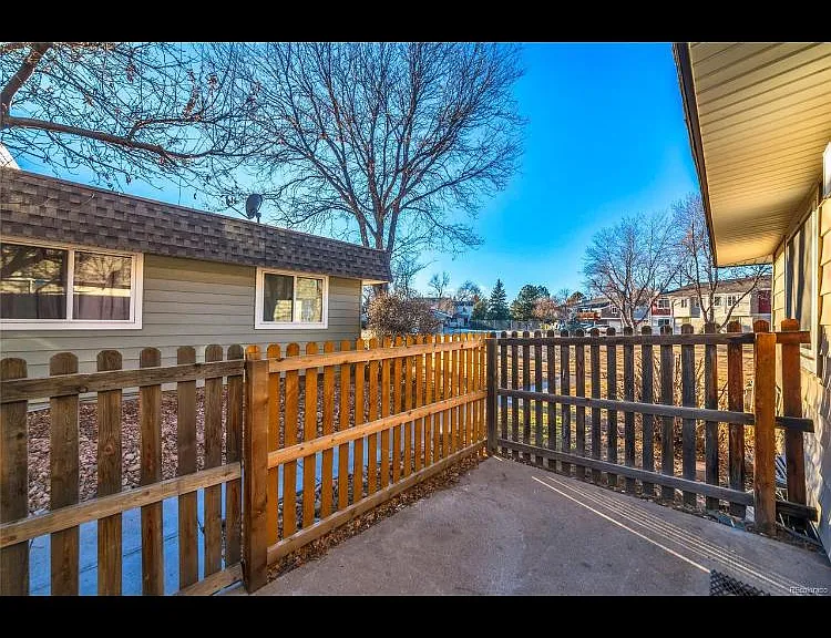 1135 S Oneida St #B — Photo 14