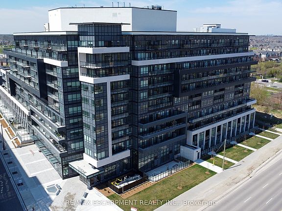 3rd image of 395 Dundas St W #413