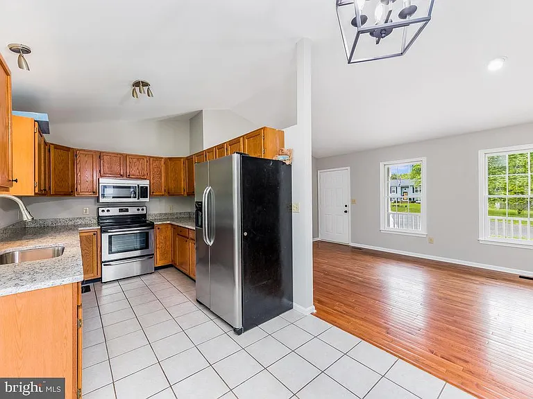 11802 Oakdale Ct — Photo 4
