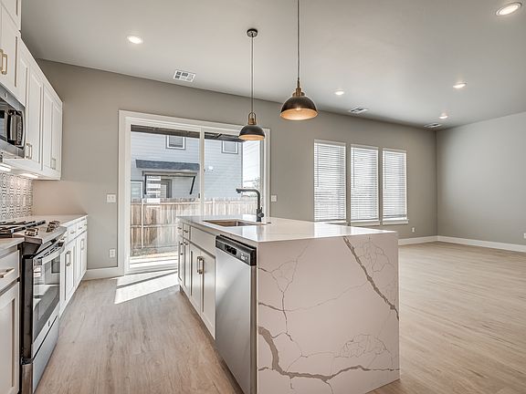 4th image of 2612 Crescent Ave