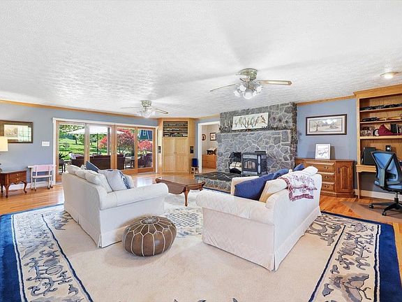 4th image of 194 Deep Meadow Dr