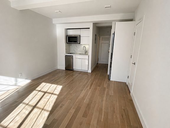 4th image of 320 E 42nd St APT 2005
