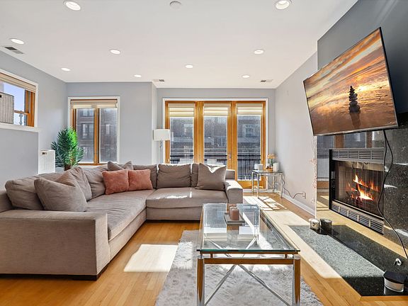 3rd image of 1930 W Belmont Ave #2