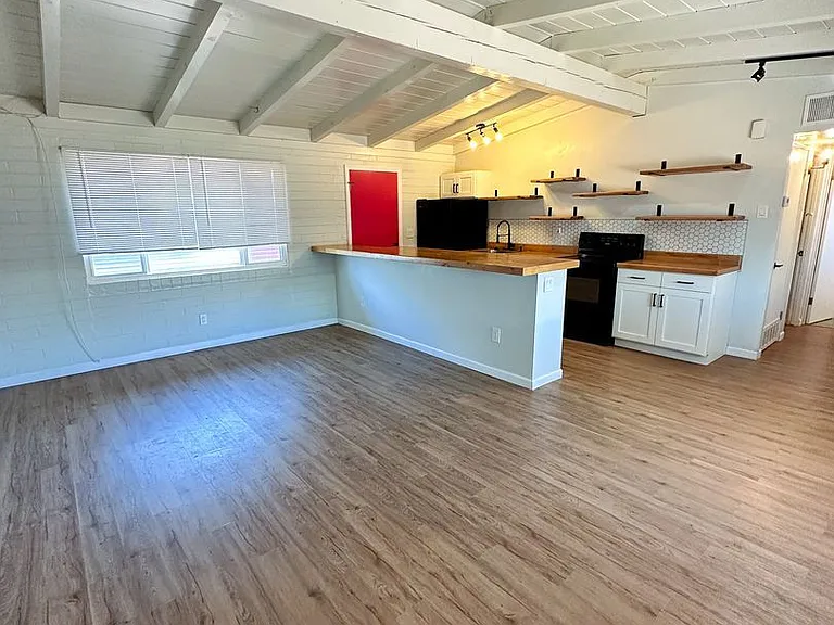 2770 N Forgeus Ave — Photo 9